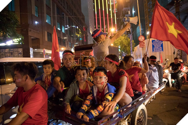 Sài Gòn không ngủ mừng tấm Huy chương Vàng SEA Games sau 60 năm chờ đợi 24