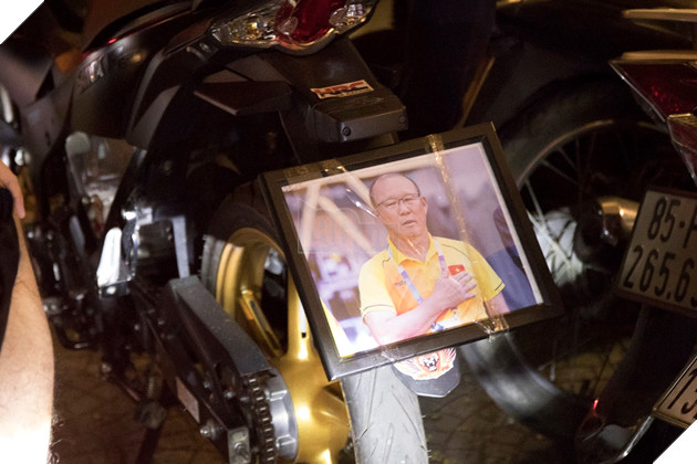 Sài Gòn không ngủ mừng tấm Huy chương Vàng SEA Games sau 60 năm chờ đợi 25