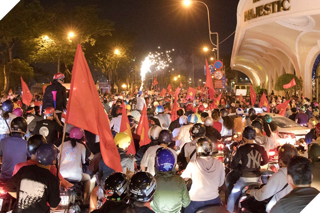 Sài Gòn không ngủ mừng tấm Huy chương Vàng SEA Games sau 60 năm chờ đợi 26