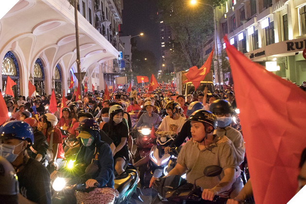 Sài Gòn không ngủ mừng tấm Huy chương Vàng SEA Games sau 60 năm chờ đợi 27