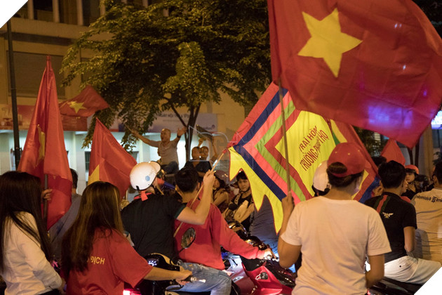 Sài Gòn không ngủ mừng tấm Huy chương Vàng SEA Games sau 60 năm chờ đợi 38