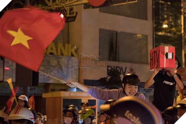 Sài Gòn không ngủ mừng tấm Huy chương Vàng SEA Games sau 60 năm chờ đợi 36