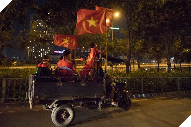 Sài Gòn không ngủ mừng tấm Huy chương Vàng SEA Games sau 60 năm chờ đợi 33