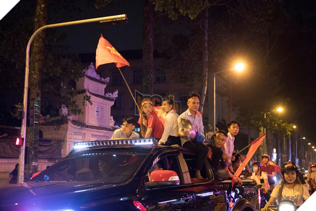 Sài Gòn không ngủ mừng tấm Huy chương Vàng SEA Games sau 60 năm chờ đợi 32