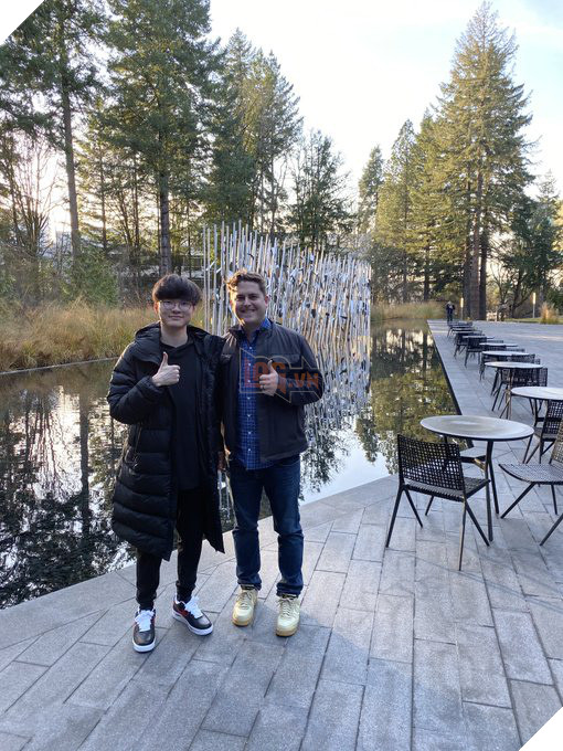 Chụp ảnh cùng sếp lớn của T1, Faker khoe nhẹ đôi giầy siêu hot mang thương hiệu G-Dragon giá hơn 90 triệu đồng - Ảnh 1.