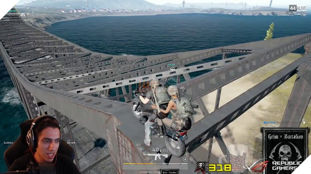 Bắt chước PUBG, một thanh niên cưỡi xe máy lên đỉnh cầu