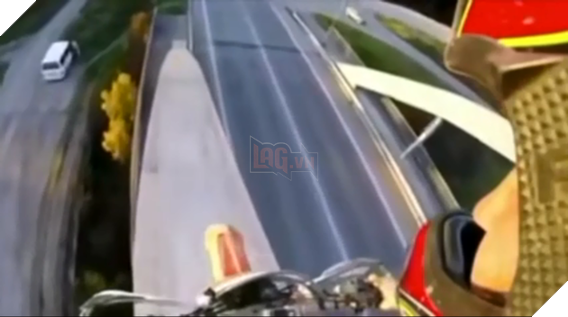 Bắt chước PUBG, một thanh niên cưỡi xe máy lên đỉnh cầu 2