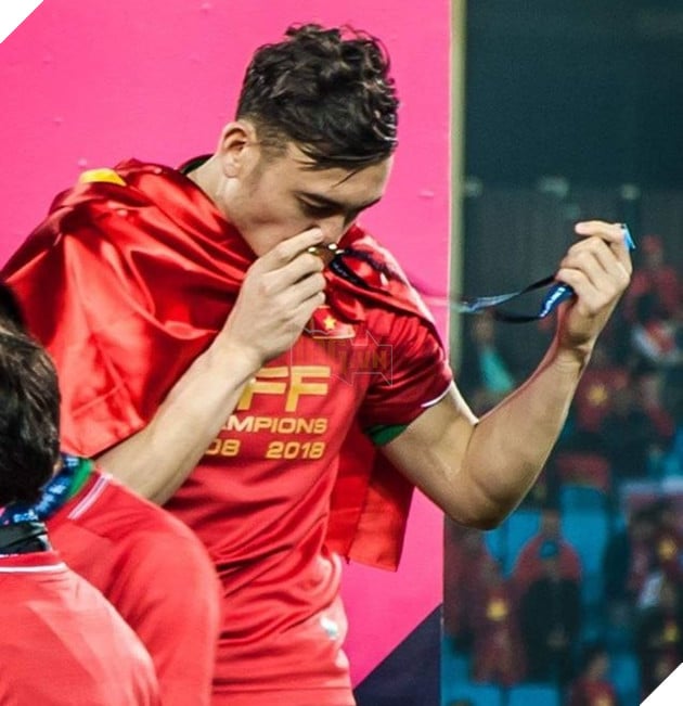 Văn Lâm kỷ niệm 1 năm vô địch cùng AFF Cup 2018. (Ảnh FBNV)