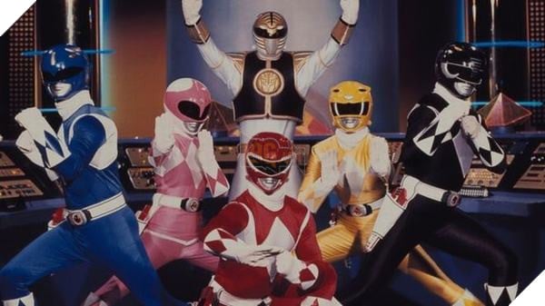 Thương hiệu Power Rangers tiếp tục tái khởi động, với bối cảnh thập niên 90