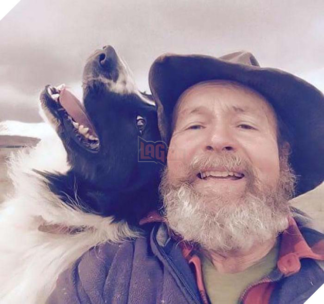 Ngày đẹp trời con gái hướng dẫn bố chụp ảnh tự sướng, bất ngờ bố và thú cưng nổi tiếng khắp MXH