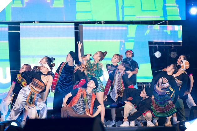 Loạt ảnh đốn tim của Hoàng Thuỳ Linh tại Đại hội 360mobi