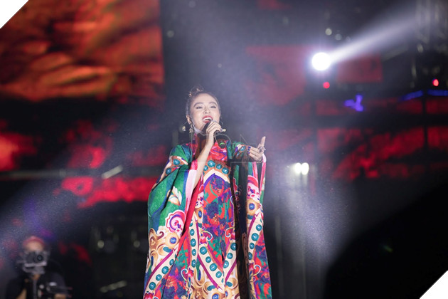 Loạt ảnh đốn tim của Hoàng Thuỳ Linh tại Đại hội 360mobi 3