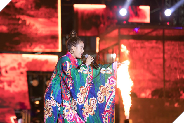 Loạt ảnh đốn tim của Hoàng Thuỳ Linh tại Đại hội 360mobi 5