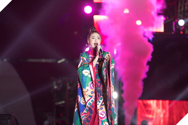 Loạt ảnh đốn tim của Hoàng Thuỳ Linh tại Đại hội 360mobi 4