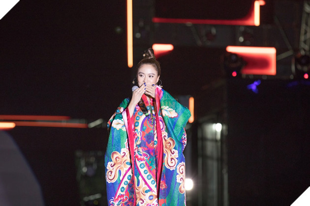 Loạt ảnh đốn tim của Hoàng Thuỳ Linh tại Đại hội 360mobi 6