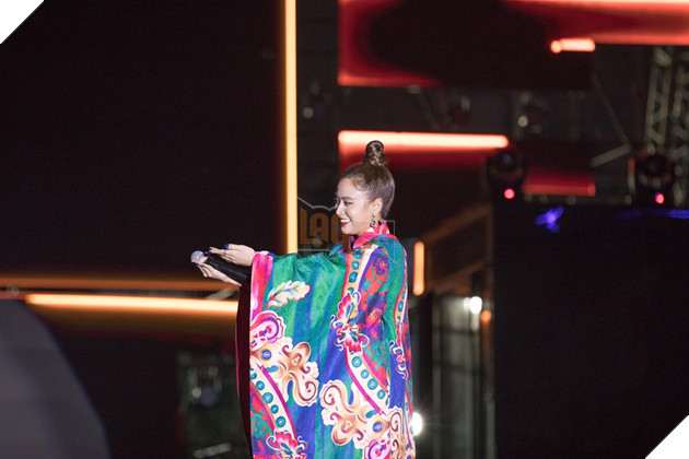 Loạt ảnh đốn tim của Hoàng Thuỳ Linh tại Đại hội 360mobi 7