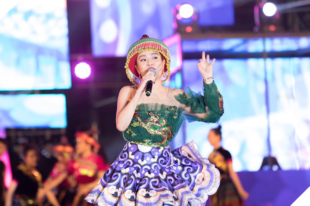 Loạt ảnh đốn tim của Hoàng Thuỳ Linh tại Đại hội 360mobi 8