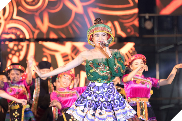 Loạt ảnh đốn tim của Hoàng Thuỳ Linh tại Đại hội 360mobi 9