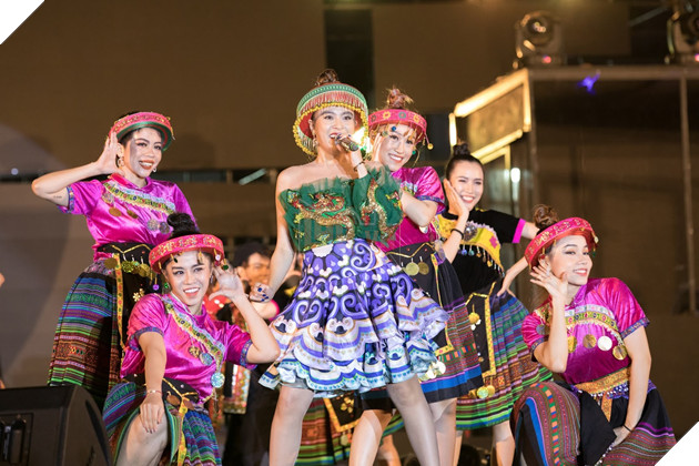 Loạt ảnh đốn tim của Hoàng Thuỳ Linh tại Đại hội 360mobi 2