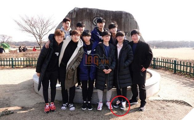 Faker được tặng thêm biệt danh Thánh ở dơ: Bị đổ canh vào giày nhưng không thèm giặt, cứ thế đeo đi chơi cả tuần - Ảnh 3.