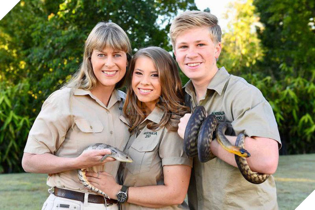 Ra tay cứu chữa hàng nghìn con vật trong thảm hoạ cháy rừng Úc, gia đình “thợ săn cá sấu” lừng danh được dư luận hết lời tán dương