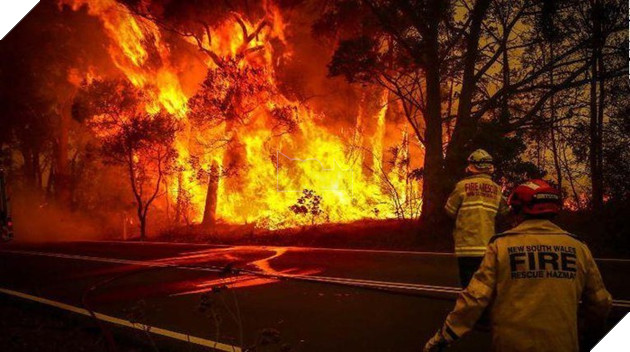 Lực lượng cứu hỏa phải gồng mình đối phó với giặc lửa