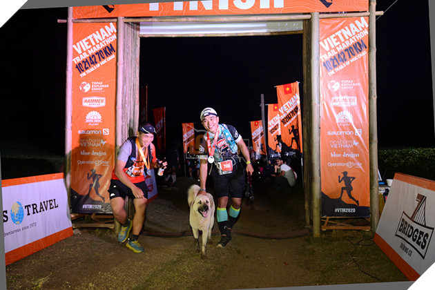 Ham vui, chú cún đuổi theo đoàn chạy Marathon suốt 42 km giành luôn chức vô địch, khiến cho chủ phải hoảng hồn đón về bằng taxi 2