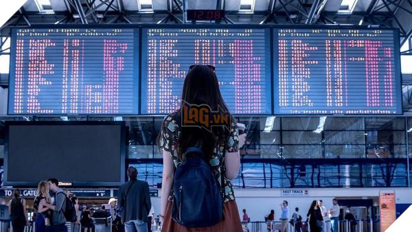 Quá buồn chán ở sân bay, nam thanh niên chơi Apex Legends bằng màn hình thông tin 3