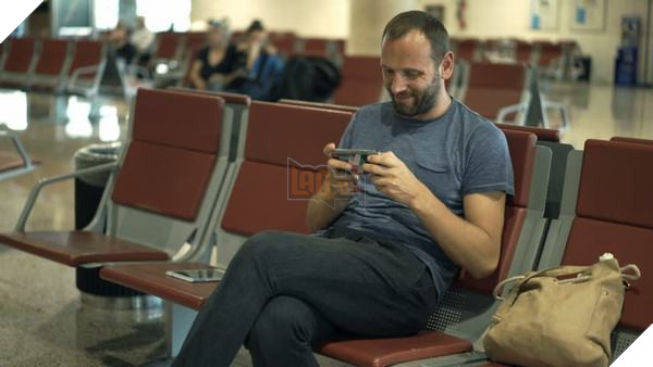 Quá buồn chán ở sân bay, nam thanh niên chơi Apex Legends bằng màn hình thông tin 2