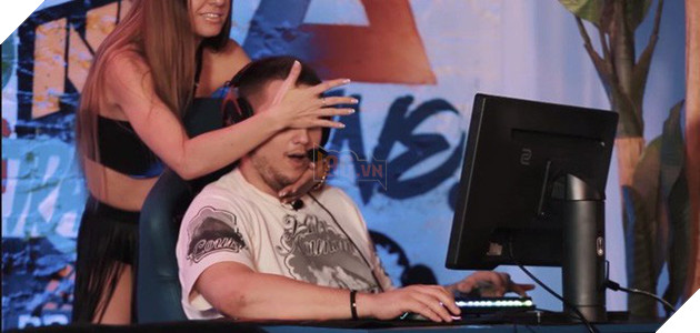 Ngán ngẩm cảnh vũ nữ thoát y ve vãn các tuyển thủ khiến họ không tập trung thi đấu được 2