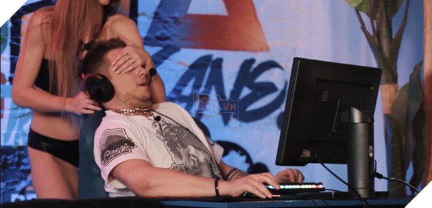 Ngán ngẩm cảnh vũ nữ thoát y ve vãn các tuyển thủ khiến họ không tập trung thi đấu được 3