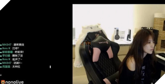 Quên bật phần mềm, nữ streamer gợi cảm lộ nhan sắc thật, lại còn hồn nhiên ăn gỉ mũi làm hết hồn fan hâm mộ - Ảnh 4.
