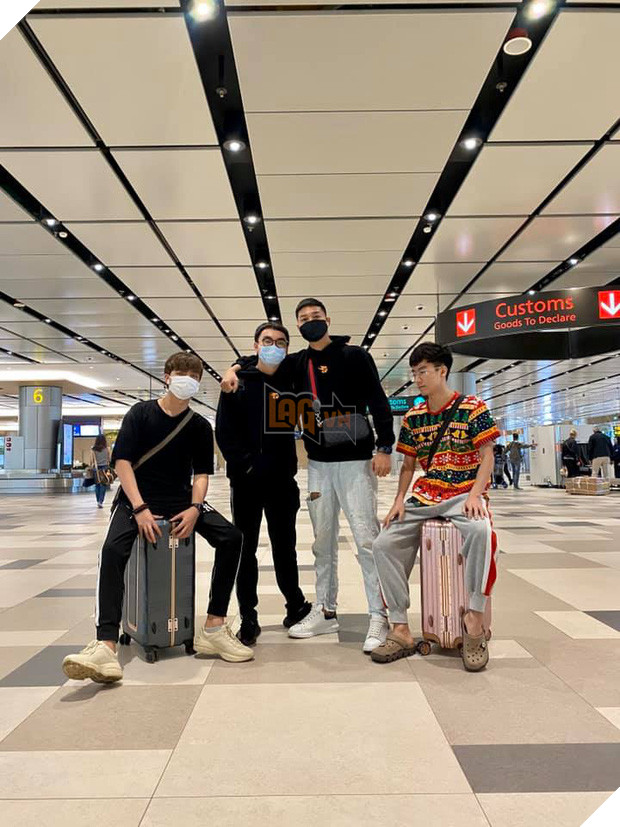 Xịn sò như Team Flash, cả team đi Singapore du lịch còn thuê hẳn du thuyền để tham quan sương sương - Ảnh 1.