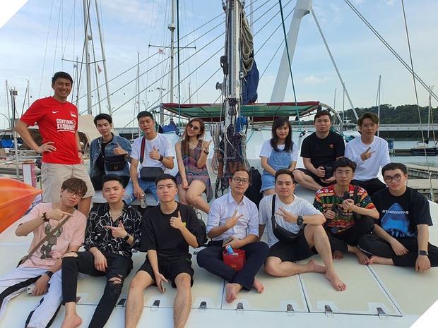 Xịn sò như Team Flash, cả team đi Singapore du lịch còn thuê hẳn du thuyền để tham quan sương sương - Ảnh 3.