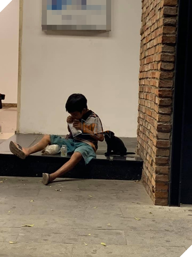 Khoảnh khắc em bé ăn xin lem luốc chia sữa cho chú cún nhỏ lấy cạn nước mắt người xem