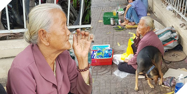  Bà cụ vô gia cư và chú chó trung thành.