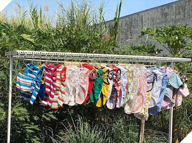  
Quần áo chó mèo bị nhìn nhầm là quần áo trẻ con như thế này đây. (Ảnh: Huyền)  