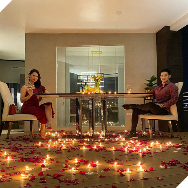 Kỷ niệm 3 năm yêu nhau, Maria Ozawa được bạn trai tặng quà rải đầy hoa hồng và tỏ tình ngọt ngào - Ảnh 2.