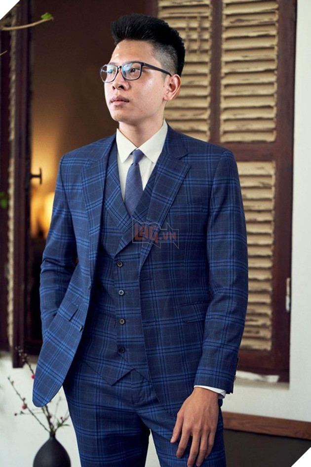 LMHT: Thấy Bomman ăn mặc xuề xòa, người hâm mộ ghép mặt anh vào áo vest chỉnh tề để hợp với Minh Nghi hơn 7