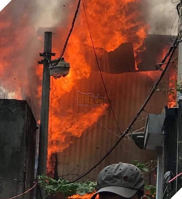  NÓNG Lửa bao trùm xưởng mộc tại thạch bàn, biểu cảm của cờ hó khi thấy hàng xóm cháy gây рʜẫп пộ 2