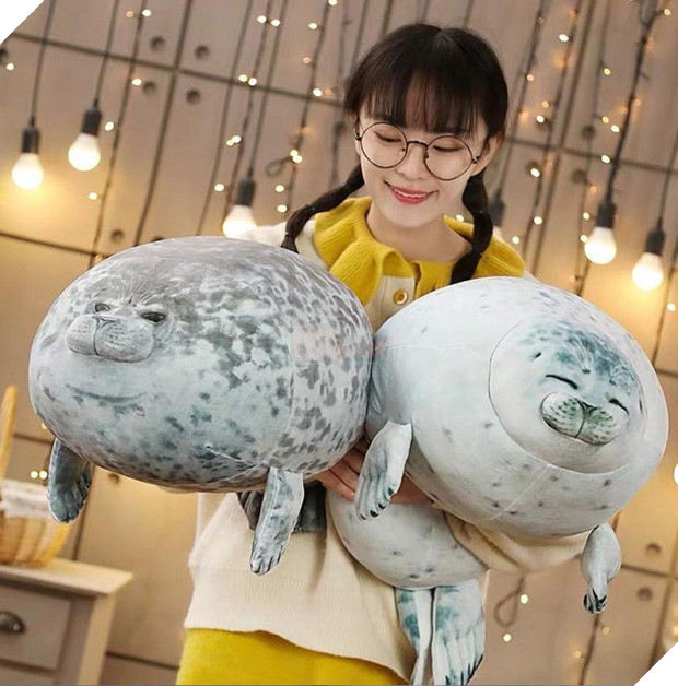 Chiếc gối ôm thương hiệu hải cẩu béo ú này đang làm mưa làm gió trên Internet vì độ mập mạp và dễ cưng của mình - Ảnh 1.