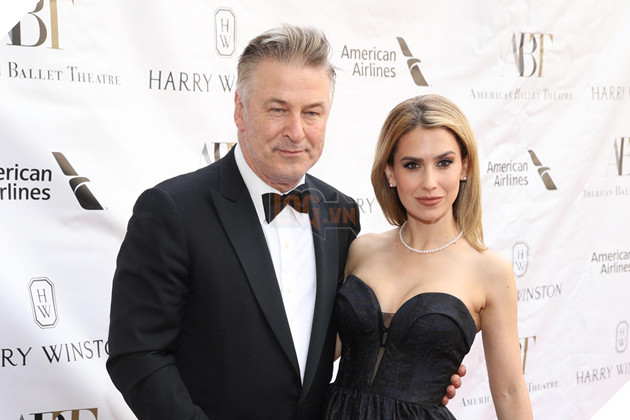 Điểm danh những cặp đôi ngôi sao dù lệch tuổi vẫn tình bể bình  4