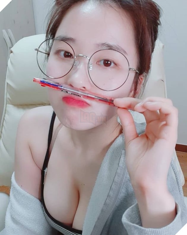 Nữ streamer Hàn gây bỏng mắt người xem, chỉ vài điệu lắc lư  6