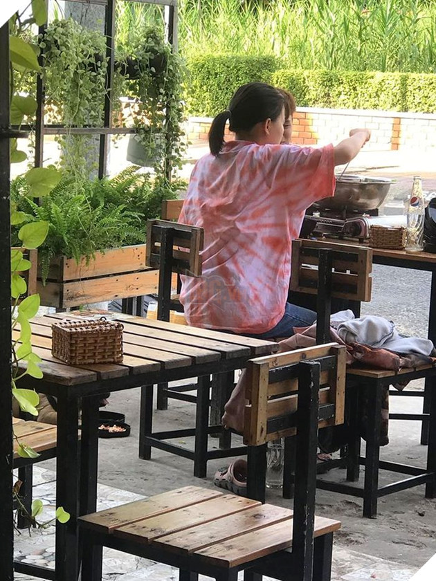 Cô gái cho cún cưng ngồi trên ghế và ăn bằng đĩa nhà hàng