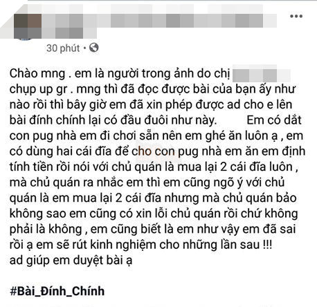 Cô gái cho cún cưng ngồi trên ghế và ăn bằng đĩa nhà hàng