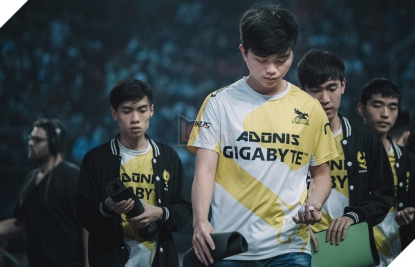 LMHT: Tinikun khiến fan xôn xao khi đăng tải hình ảnh Optimus kí hợp đồng với GAM Esports 2