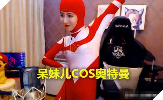 Cosplay siêu nhân điện quang ngay trên sóng, nữ streamer xinh đẹp bị bay kênh vì trang phục gợi cảm - Ảnh 3.