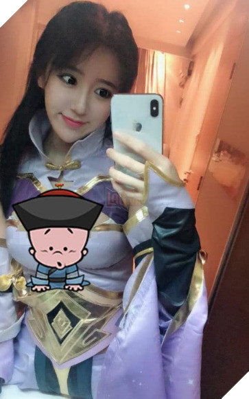 Cosplay siêu nhân điện quang ngay trên sóng, nữ streamer xinh đẹp bị bay kênh vì trang phục gợi cảm - Ảnh 5.