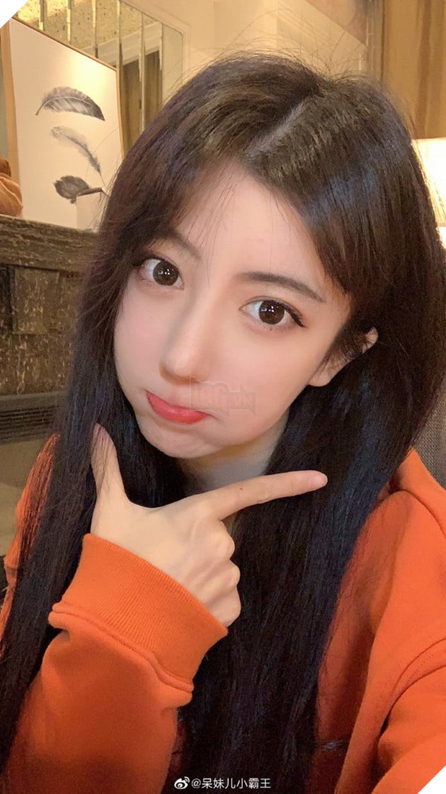 Cosplay siêu nhân điện quang ngay trên sóng, nữ streamer xinh đẹp bị bay kênh vì trang phục gợi cảm - Ảnh 1.