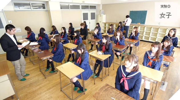 Thử thách làm bài thi khi xung quanh toàn hot girl mặc bikini, anh chàng khiến cộng đồng mạng lác mắt - Ảnh 4.